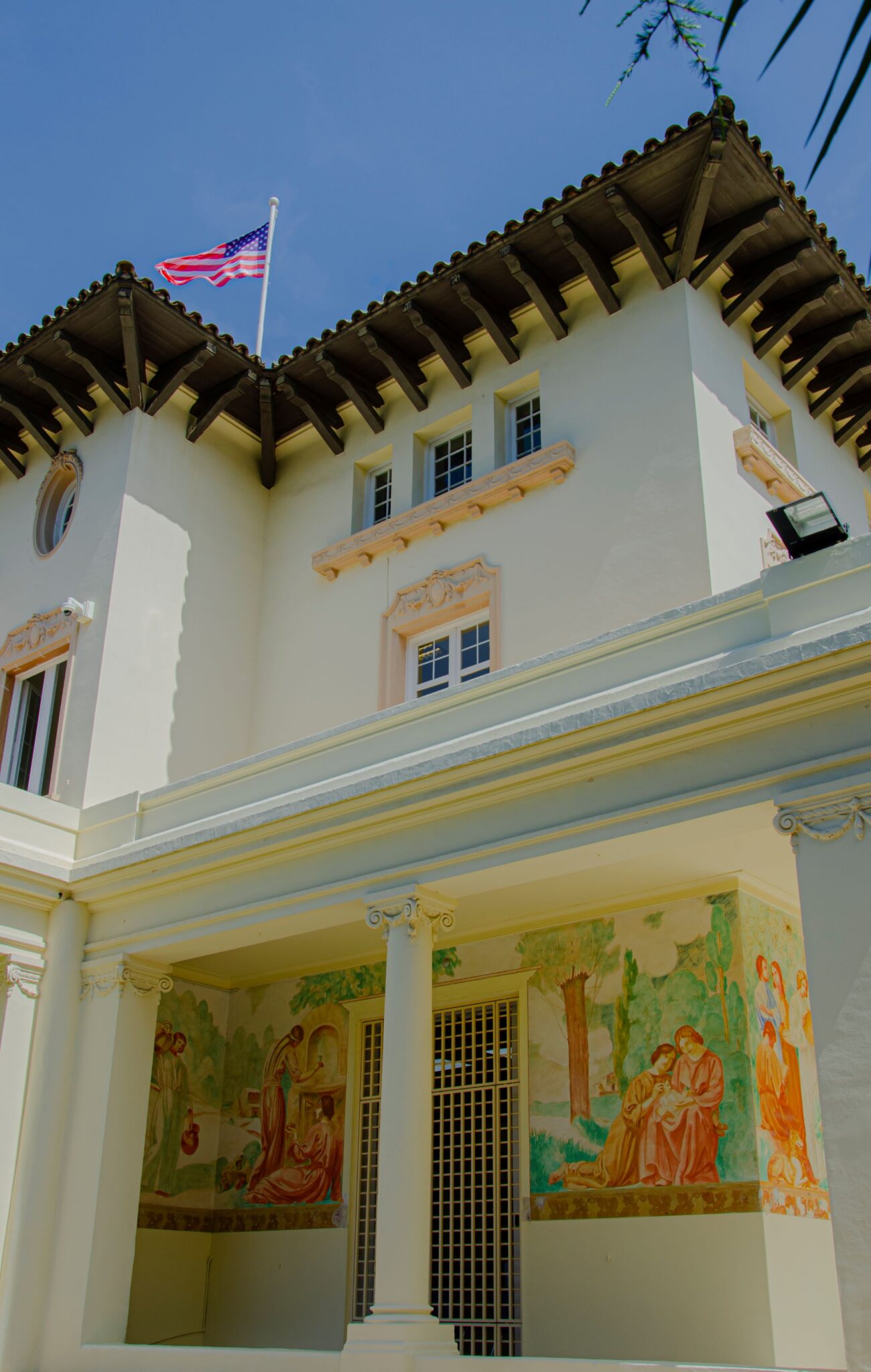U.S. Consulate reflects the Noucentista movement in Catalonian art and architecture. The wall frescoes are by the artist Darius Vilas i Fernandez (1880-1950). Samuel Rubio